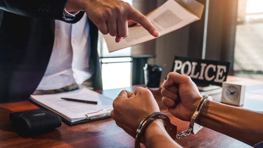 can a felon fly on a plane if they were arrested for a serious crime?