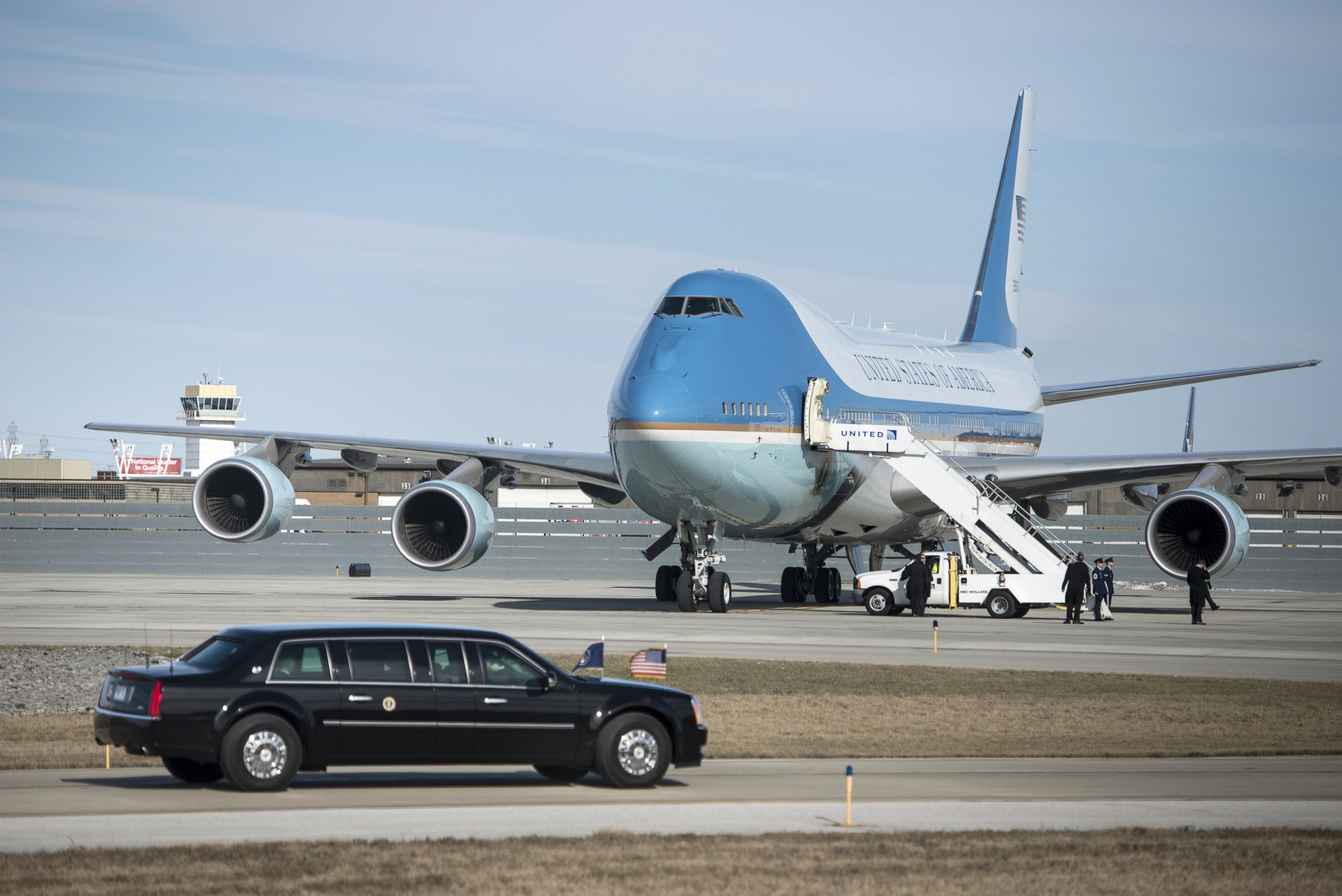 US President Barack Obama's armored limo drives to Air Force One at Cleveland-Hopkins International Airport on March 18, 2015 in Cleveland, Ohio.