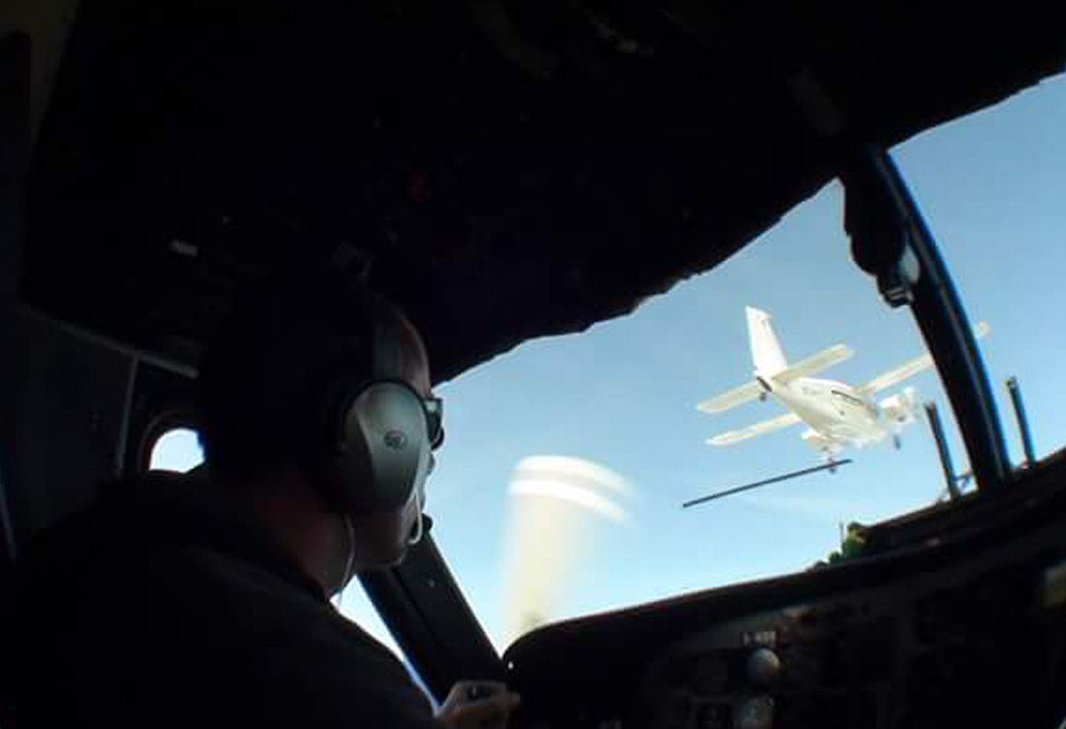 Jump pilot H's aircraft in formation flight.