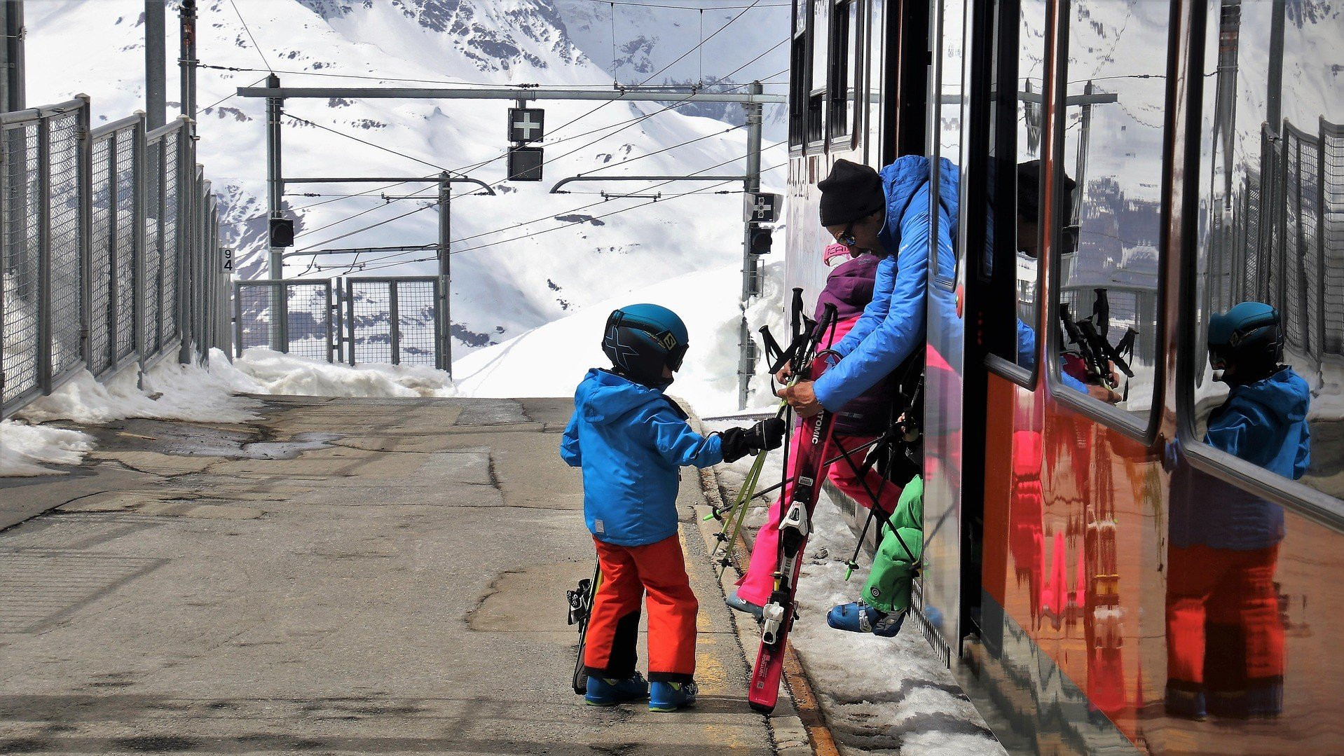 Val Thorens village with free shuttle bus service and parked cars