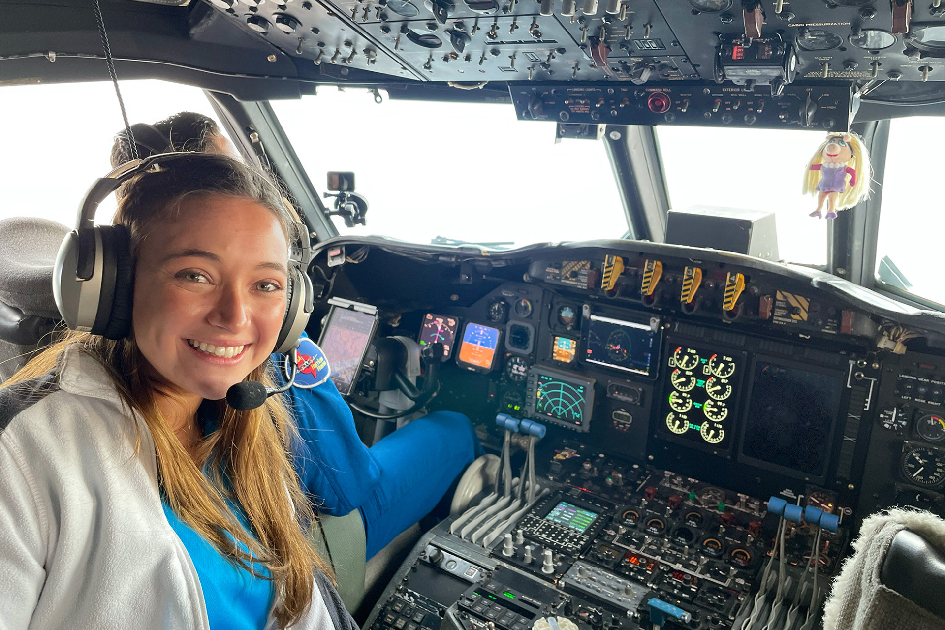 Angelie Nieves Jiménez in the cockpit of a plane with lots of instruments.