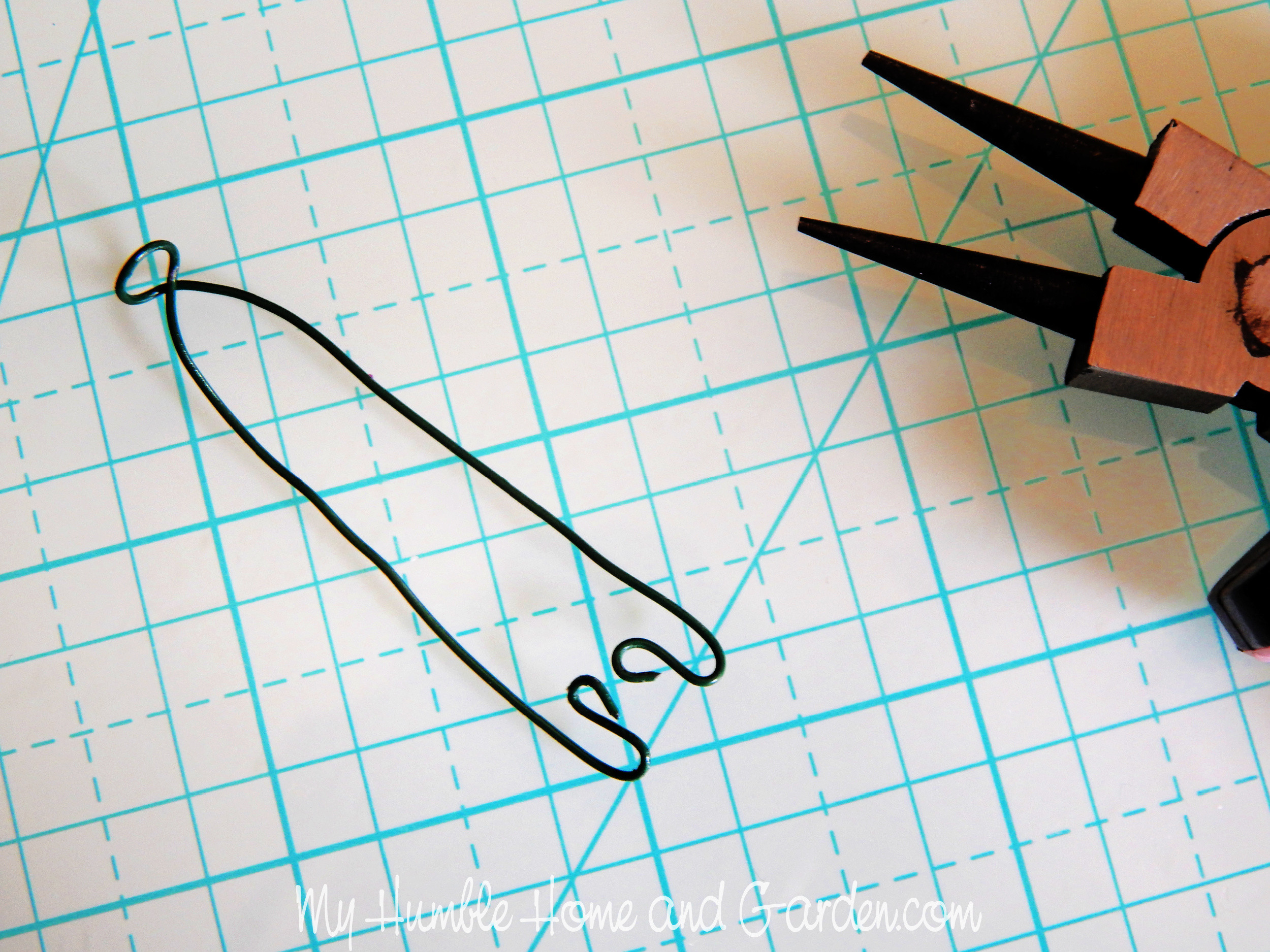 Diagram showing how to bend the wire to form the butterfly's body.