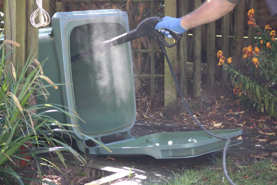 Cleaning trash can